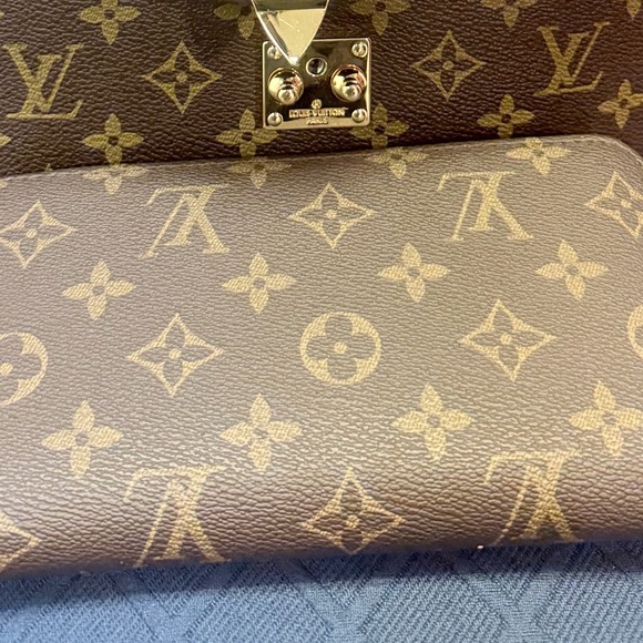 Louis Vuitton Monogram Canvas Wallet - Picture 2 of 3